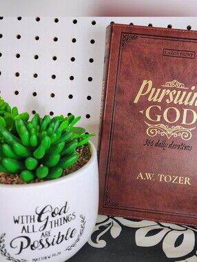Pursuing God A.W. Tozer Large Print Devotional - Brown Cover